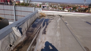 Vântul afectează cel mai mult perimetrul și colțurile acoperișului